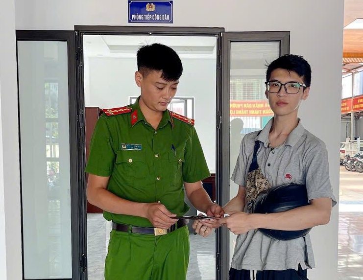 Công an phường Hải Dương nhanh chóng xác minh, trao trả tài sản cho người dân đánh rơi